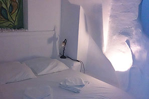 Chambre avec lit double en pierre