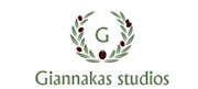 Λογότυπος των studios Giannakas στον Πλατύ Γιαλό Σίφνου