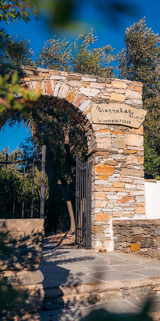 Πέτρινη είσοδος στα studios Giannakas στη Σίφνο